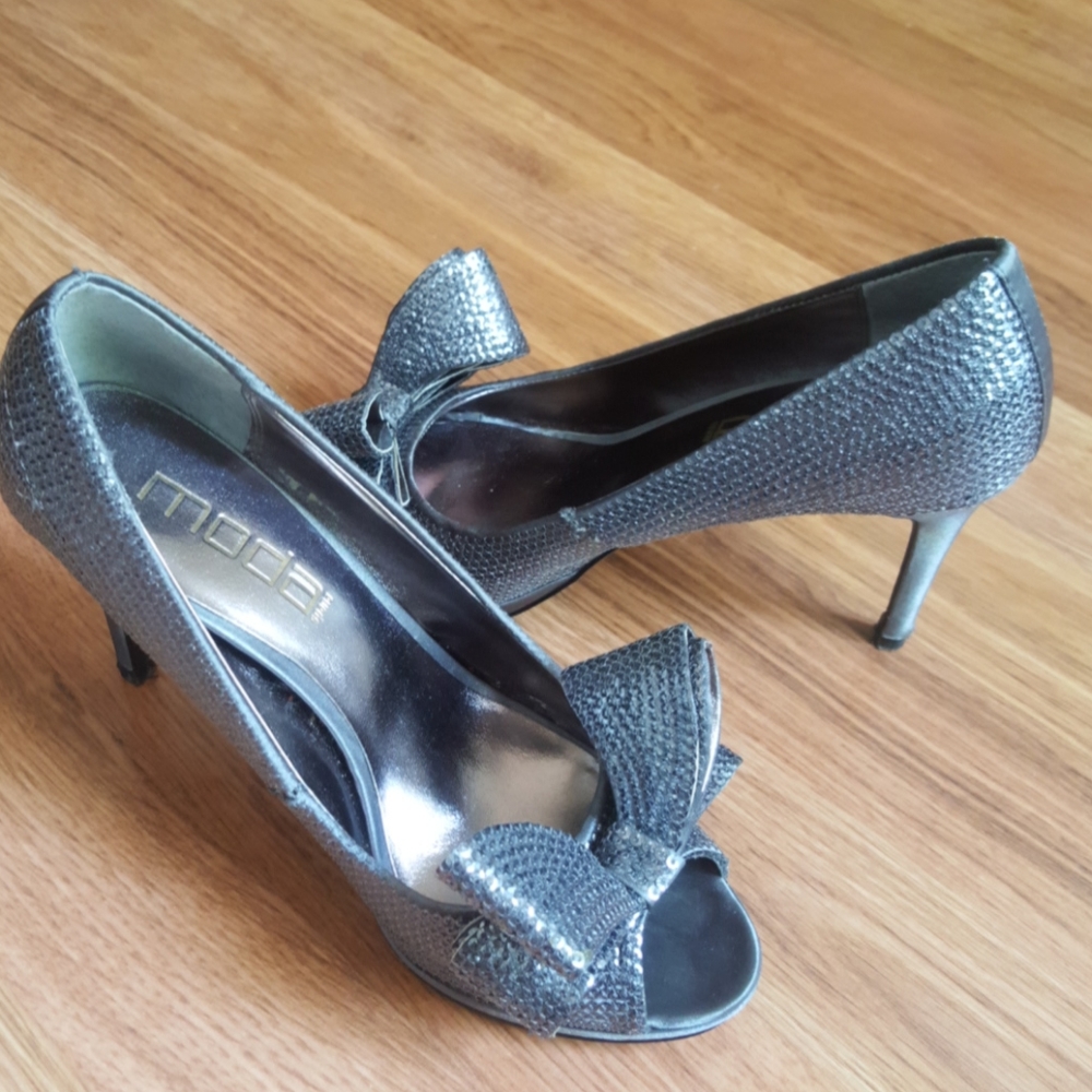 Moda Spana Chase heels pewter size 6 1/2.  Like new
